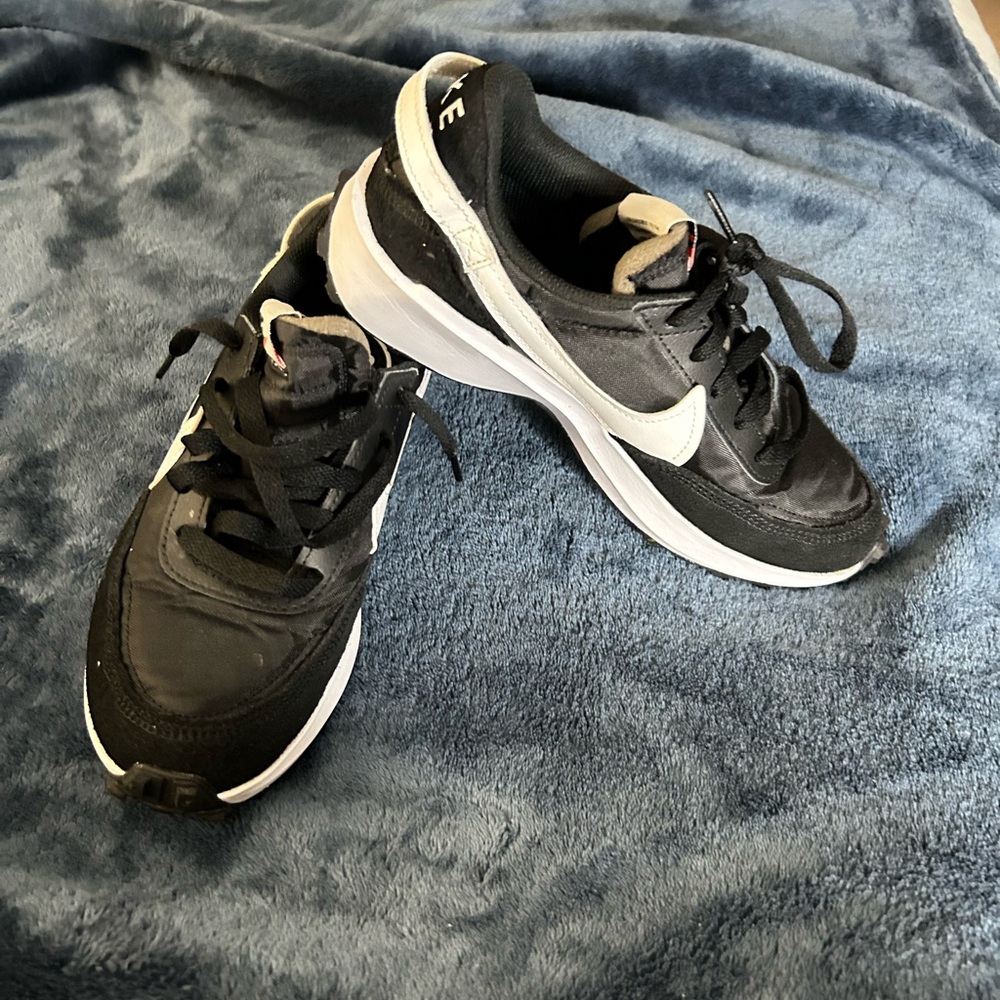 Nike Women's Black and White Athletic Sneakers sz8